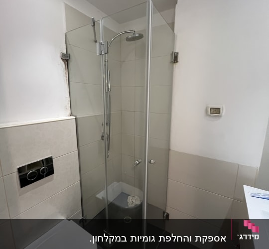 מקלחון זכוכית עם ראש מקלחת מתכתי